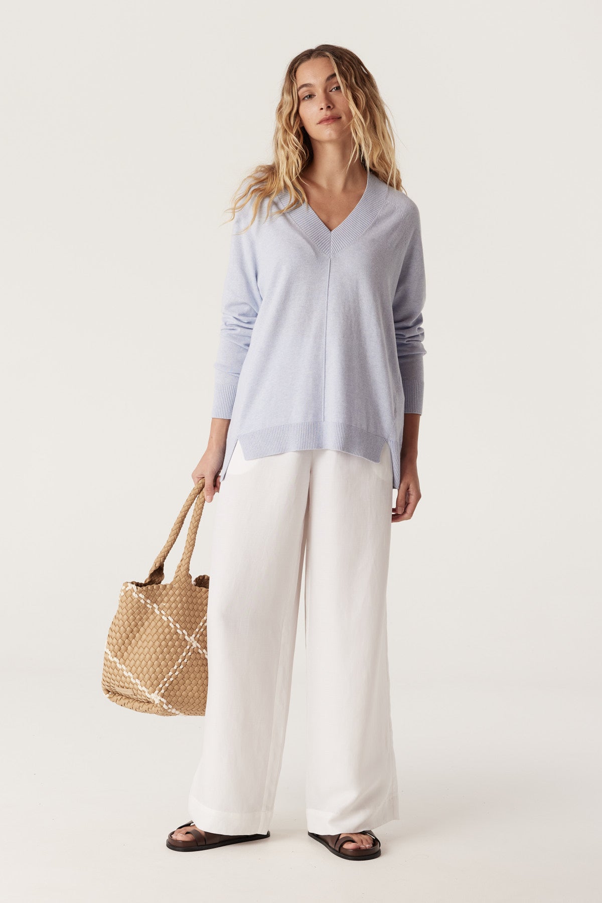 CABLE COTTON CASHMERE V NECK JUMPER - PALE BLUE