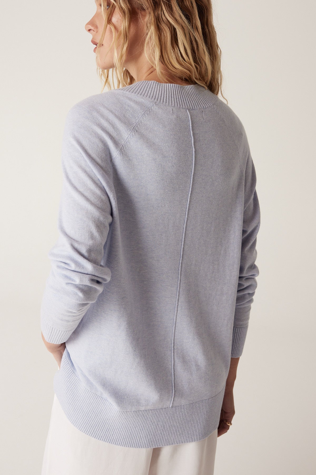 CABLE COTTON CASHMERE V NECK JUMPER - PALE BLUE