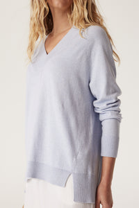 CABLE COTTON CASHMERE V NECK JUMPER - PALE BLUE