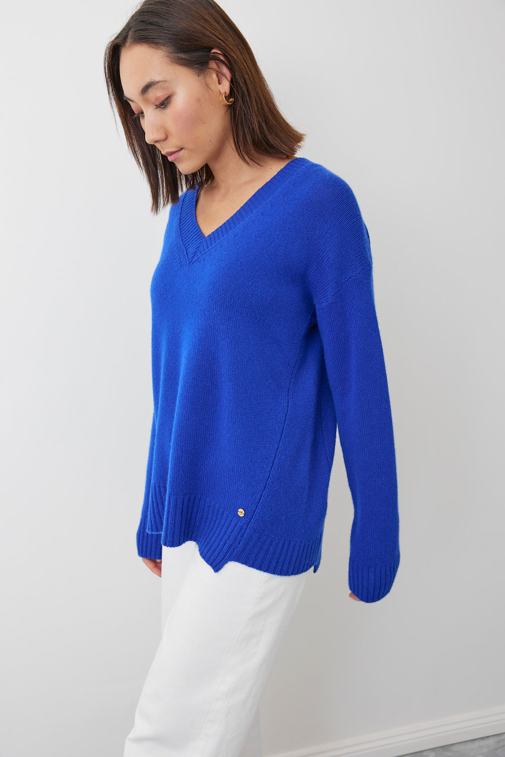 MIA FRATINO MAEVE SLOUCH VEE | ESCAPE CLOTHING | CASHMERE KNIT TOPS