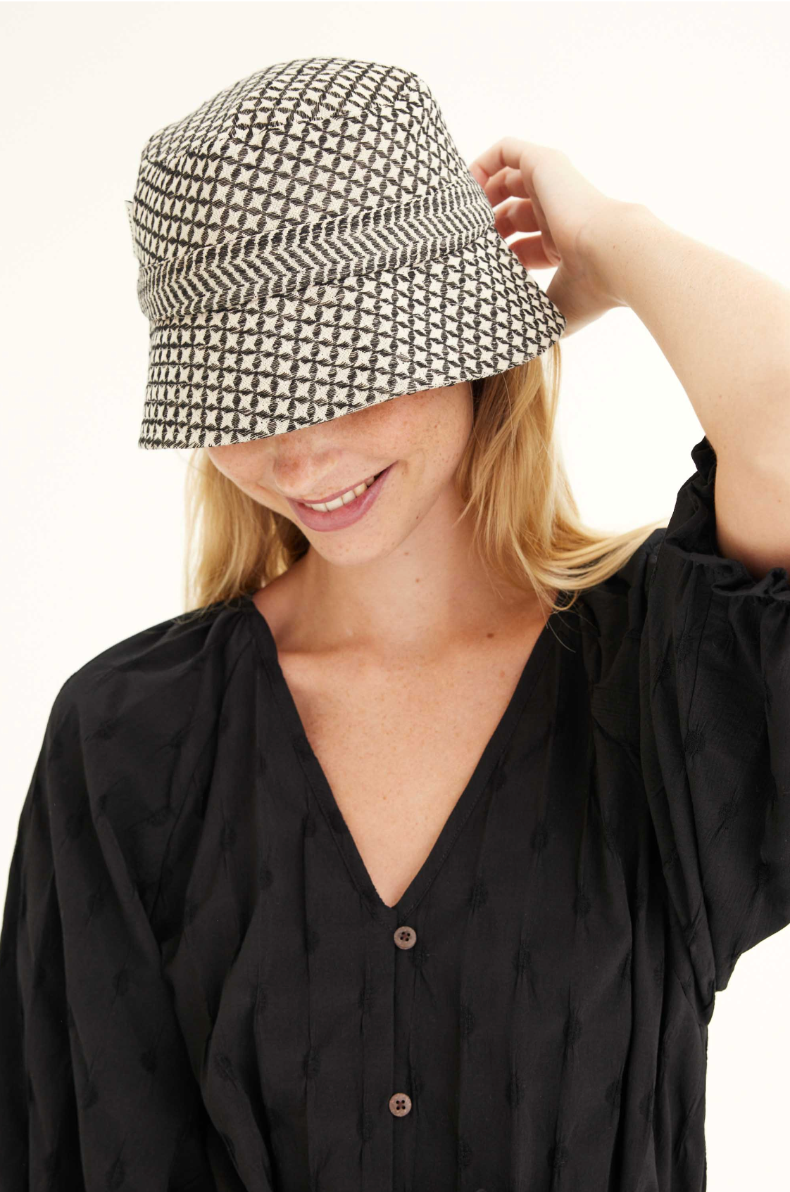 Summery Copenhagen Mio Bucket Hat - Ecru & Black