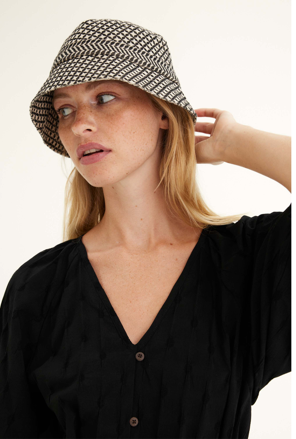 Summery Copenhagen Mio Bucket Hat - Ecru & Black